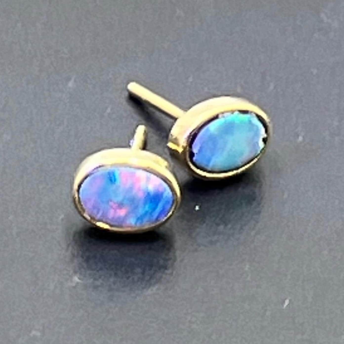Vintage 18k Yellow Gold Blue Green Fire Oval Opal Stud Earrings Bezel Set 750
